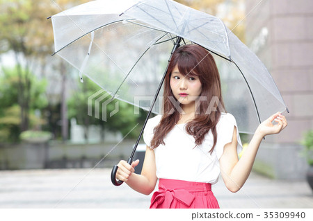 一個女人打著傘 一個女人打著傘 35309940