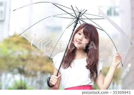 一個女人打著傘 一個女人打著傘 35309941