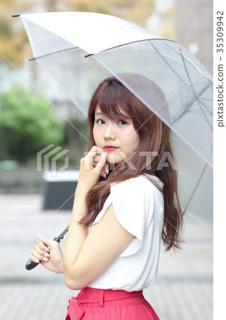 一個女人打著傘 35309942