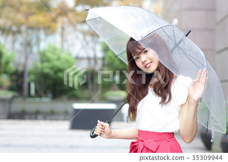 一個女人打著傘 一個女人打著傘 35309944