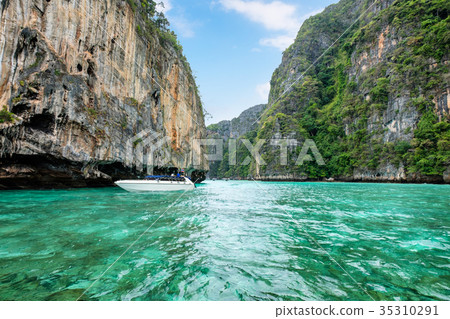 Motor boat sailing on mountain limestone Pileh Motor boat sailing on mountain limestone Pileh 35310291