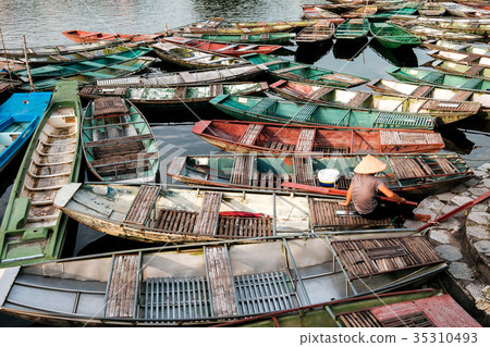 Long-tail boats traditional of northern vietnamese 35310493
