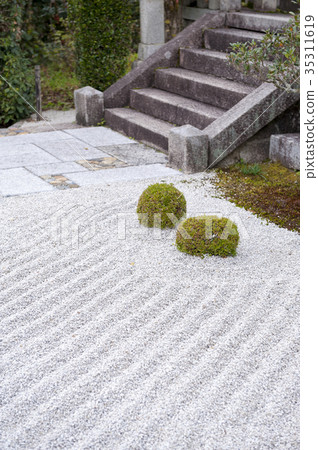 Ground covered with gravel in Japanese rock garden 35311619
