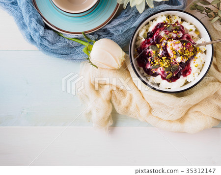 Breakfast bowl of yogurt and quark 35312147