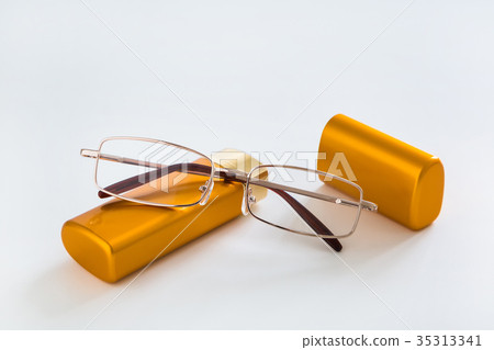 classic glasses and gold case 35313341