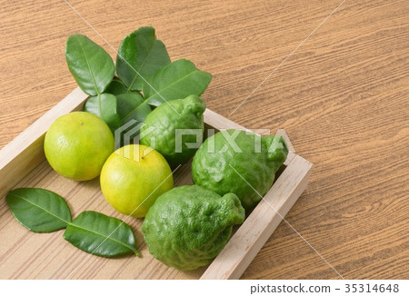Kaffir Lime with Lemon Lime on A Wooden Tray 35314648