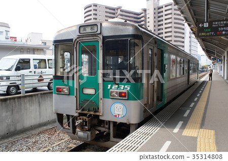 JR四國1200型列車（1235）Kotoku線普通列車高松站 35314808