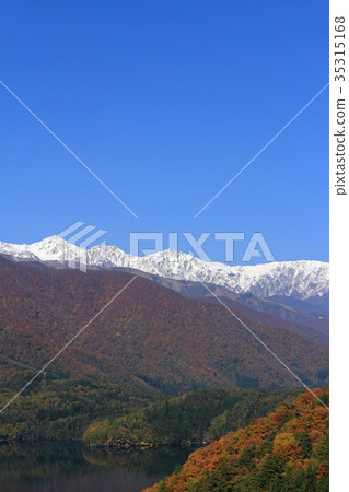 青木湖和白雪覆蓋的Hakuba Miyama 35315168