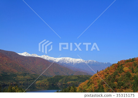 青木湖和白雪覆蓋的Hakuba Miyama 35315175