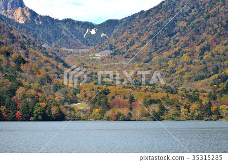 Yuno Lake and Kinsei Road in Autumn 35315285