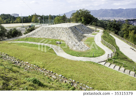 Nishitani old burial mound 35315379