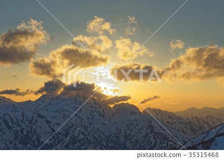 Kenedake在黃昏時從北阿爾卑斯山附近看到，冰冷的池塘 35315468