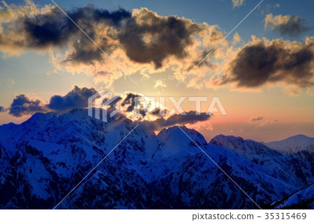 Kenedake在黃昏時從北阿爾卑斯山附近看到，冰冷的池塘 35315469