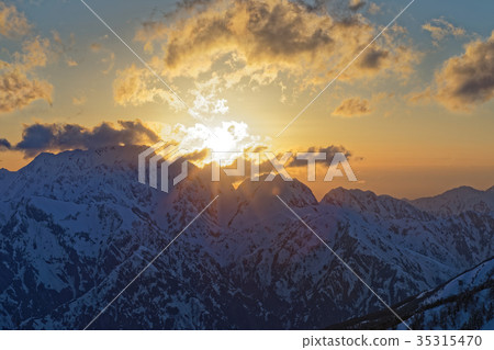 Kenedake在黃昏時從北阿爾卑斯山附近看到，冰冷的池塘 35315470