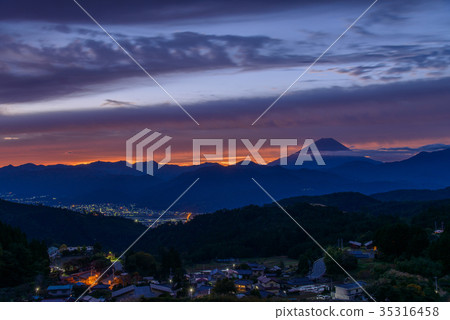 富士山的黎明從南阿爾卑斯山市 富士山的黎明從南阿爾卑斯山市 35316458