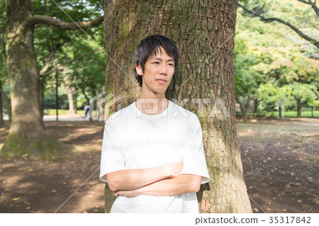 Men leaning on a tree Men leaning on a tree 35317842