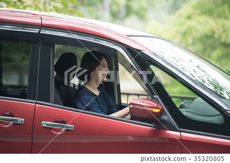Middle lady driving a car 35320805