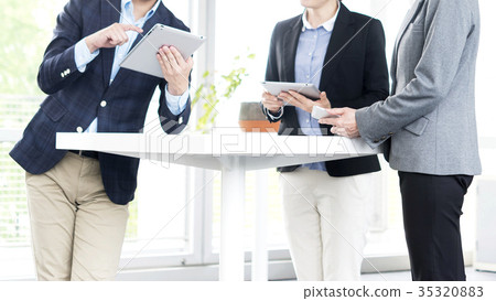 商人和女實業家會議的圖像在自由空間的 35320883