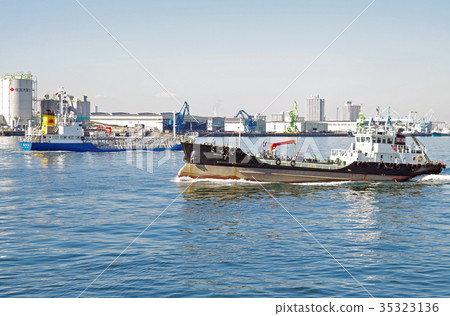 Banker going to Nagoya port 35323136