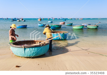 Fishermen are collecting fish at My Hiep beach 35323408