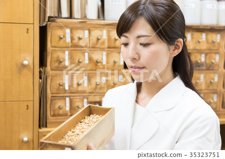 Chinese medicine pharmacy image Chinese medicine pharmacy image 35323751