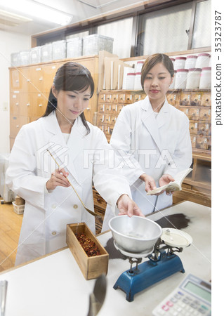 在玻璃的中醫藥房圖像 在玻璃的中醫藥房圖像 35323787