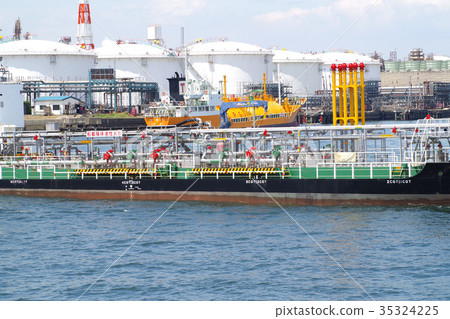 Ships loaded and unloaded at the Kawasaki Oil Complex 35324225