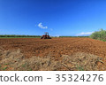 培養與拖拉機的人甘蔗領域 35324276