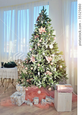 Christmas tree with christmas presents in a room Christmas tree with christmas presents in a room 35325660