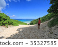 看Miyakojima沙子海灘的婦女 35327585