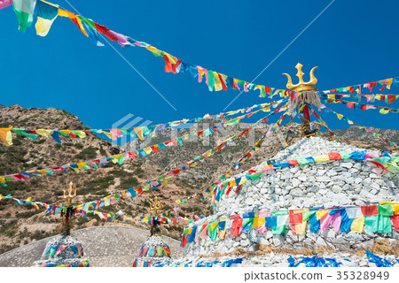 寶塔西藏佛教寺廟Biei Shuang包頭市,內蒙古,中國 寶塔西藏佛教寺廟Biei Shuang包頭市,內蒙古,中國 35328949