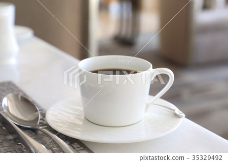 在咖啡館的咖啡時間 在咖啡館的咖啡時間 35329492
