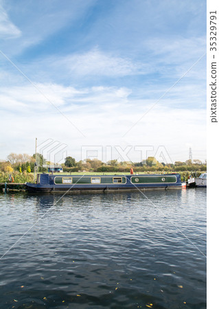 在英國之外的一條農村運河停住的運河船 35329791