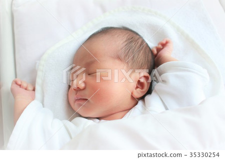 Newborn * Day 4 after birth Newborn * Day 4 after birth 35330254