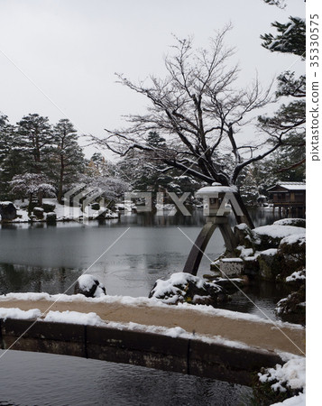 Snowy Kenrokuen Garden Lantern 35330575