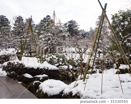 Kenrokuen Snow Hanging 35330593