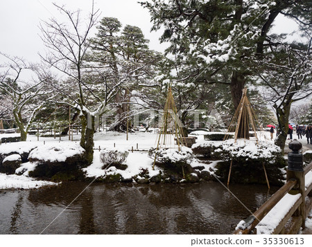 Snowy Kenrokuen Hanami Bridge Snowy Kenrokuen Hanami Bridge 35330613