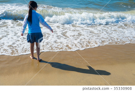 Kids playing sea 35330908