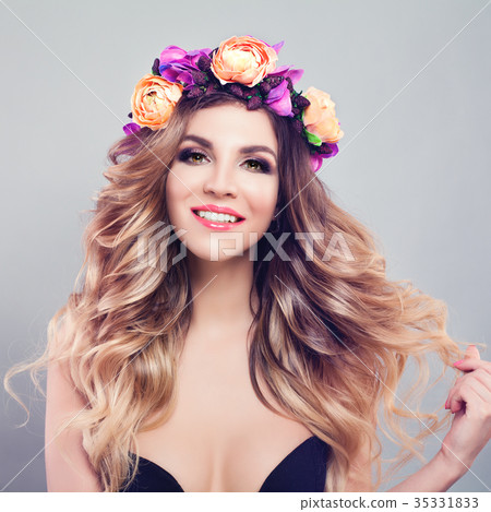 Young Woman Fashion Model with Healthy Blonde Hair 35331833