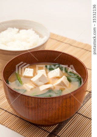 味噌湯配豆腐和菠菜 35332136