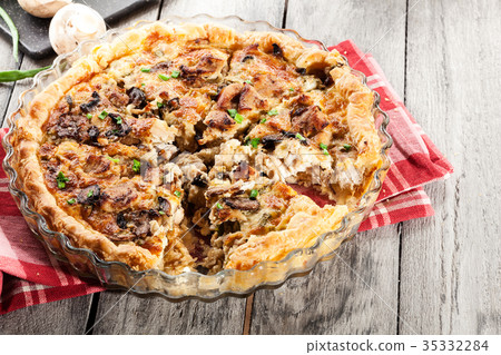 Slice of tart with chicken amd mushrooms Slice of tart with chicken amd mushrooms 35332284