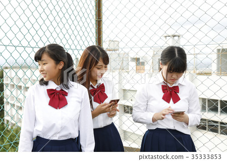 女學生聚集在屋頂上 女學生聚集在屋頂上 35333853