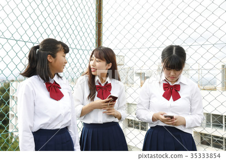 女學生聚集在屋頂上 35333854