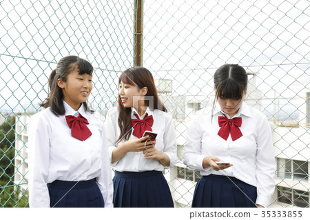 女學生聚集在屋頂上 女學生聚集在屋頂上 35333855