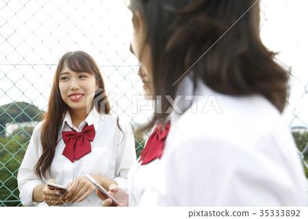 女學生聚集在屋頂上 女學生聚集在屋頂上 35333892