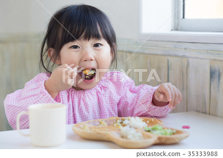 正在吃午飯的孩子 正在吃午飯的孩子 35333988