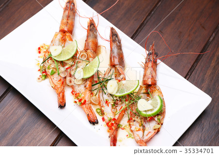 Grilled Spicy River Prawn with lime and garlic 35334701