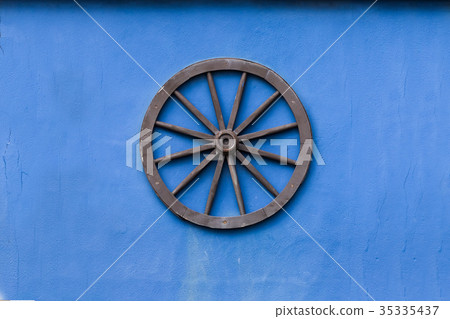 藍色的牆和馬車輪藍色的牆和車輪 35335437
