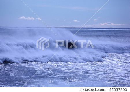 Storm surge 35337800