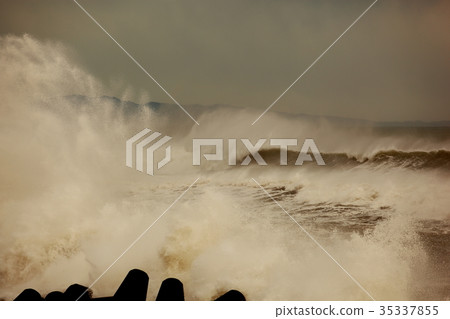 Storm surge 35337855